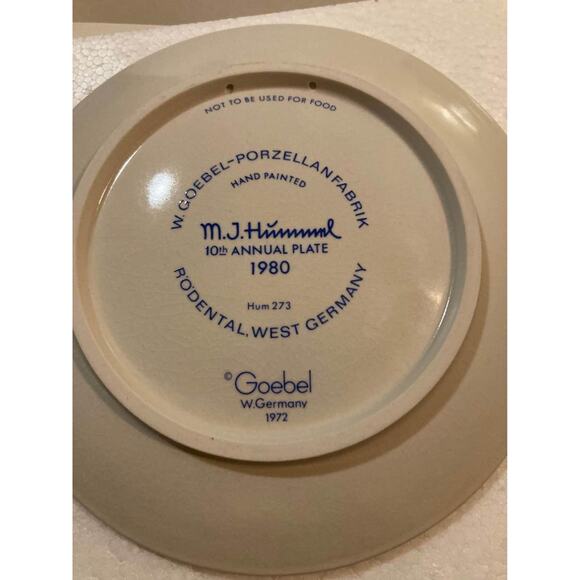 Vintage Hummel 1980 Annual Plate in Bas Relief Happy School Girl Goebel - Picture 3 of 8